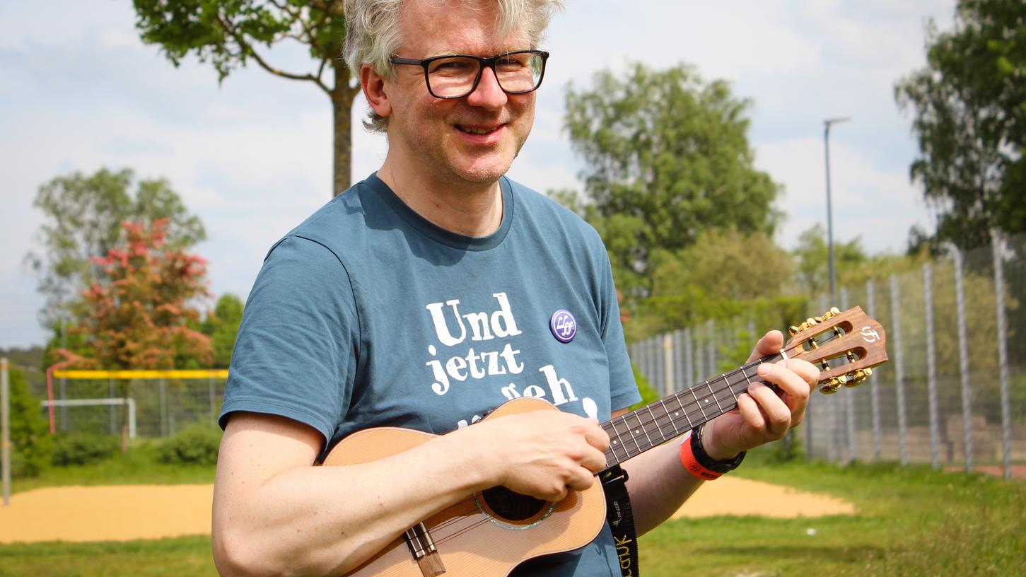 Gute Laune herrschte beim ersten Ukulele-Fest in Erlangen 2023: Frank Pöppel (53) studiert seine Lieder ein. Jetzt gibt es eine Neuauflage der Veranstaltung.
