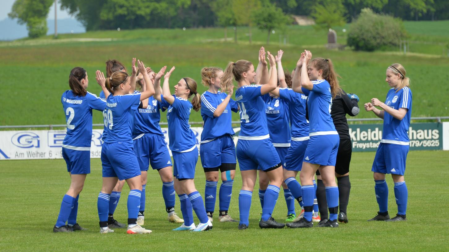 Vor dem Spiel motiviert, durften die Fußballerinnen des TSV Mörsdorf nach dem Abpfiff einen knappen Sieg beklatschen. Vor dem Spiel motiviert, durften die Fußballerinnen des TSV Mörsdorf nach dem Abpfiff einen knappen Sieg beklatschen.