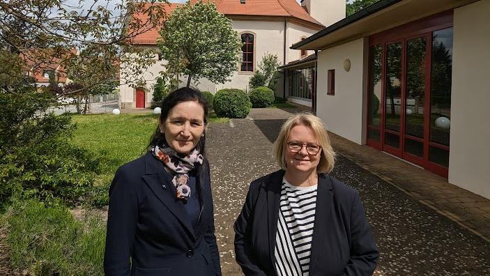 Sybille Bloch wird die neue Pfarrerin in der Ellinger Christuskirche, worüber  sich Dekanin Ingrid Gottwald-Weber freut.