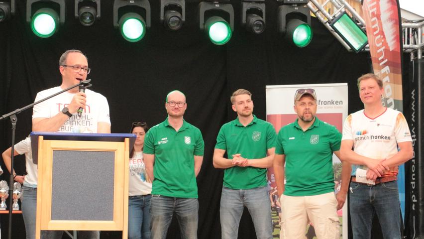 Der Dank von Manuel Westphal (links) und Alexander Höhn (rechts) ging nicht zuletzt an der Vorstandstrio der "grünen Männchen" des SV Wettelsheim Johann Spahr, Maximilian Riehl und Stefan Schwenk (von links). 