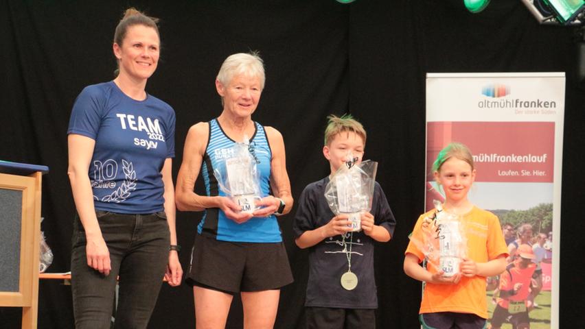 Katja Kuhnert vom Team Seenlandmarathon überreichte Geschenke und Startplätze an die älteste Teilnehmerin Gisela Wechsler (68) sowie an die Youngster Max und Jule.