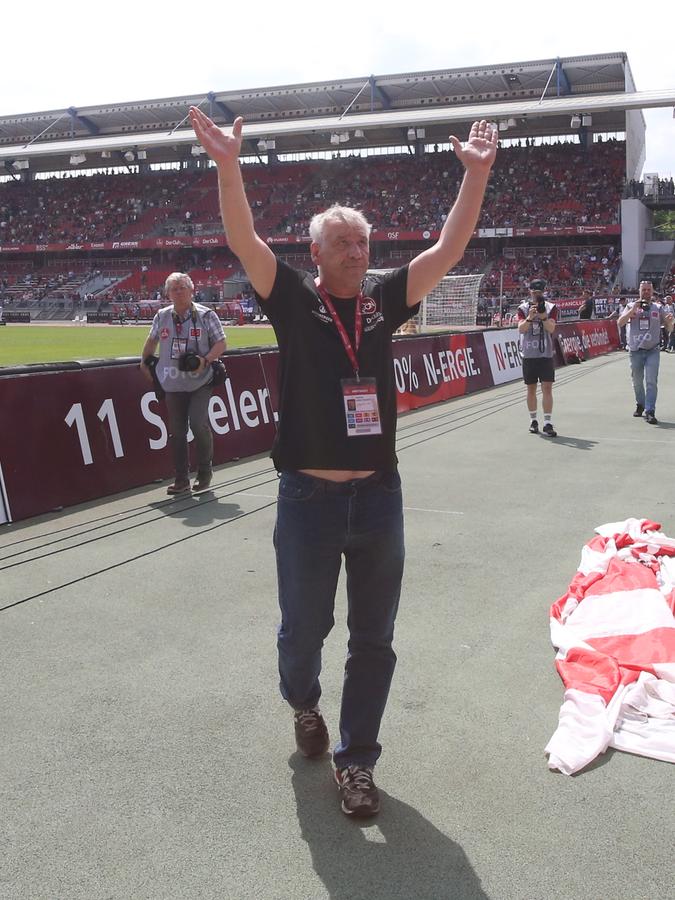 Jürgen Bergmann winkt seiner Nordkurve im letzten Heimspiel gegen Hansa Rostock.