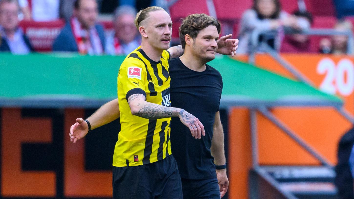 Dortmunds Trainer Edin Terzic (r) will sich noch nicht zum Titelgewinn gratulieren lassen.