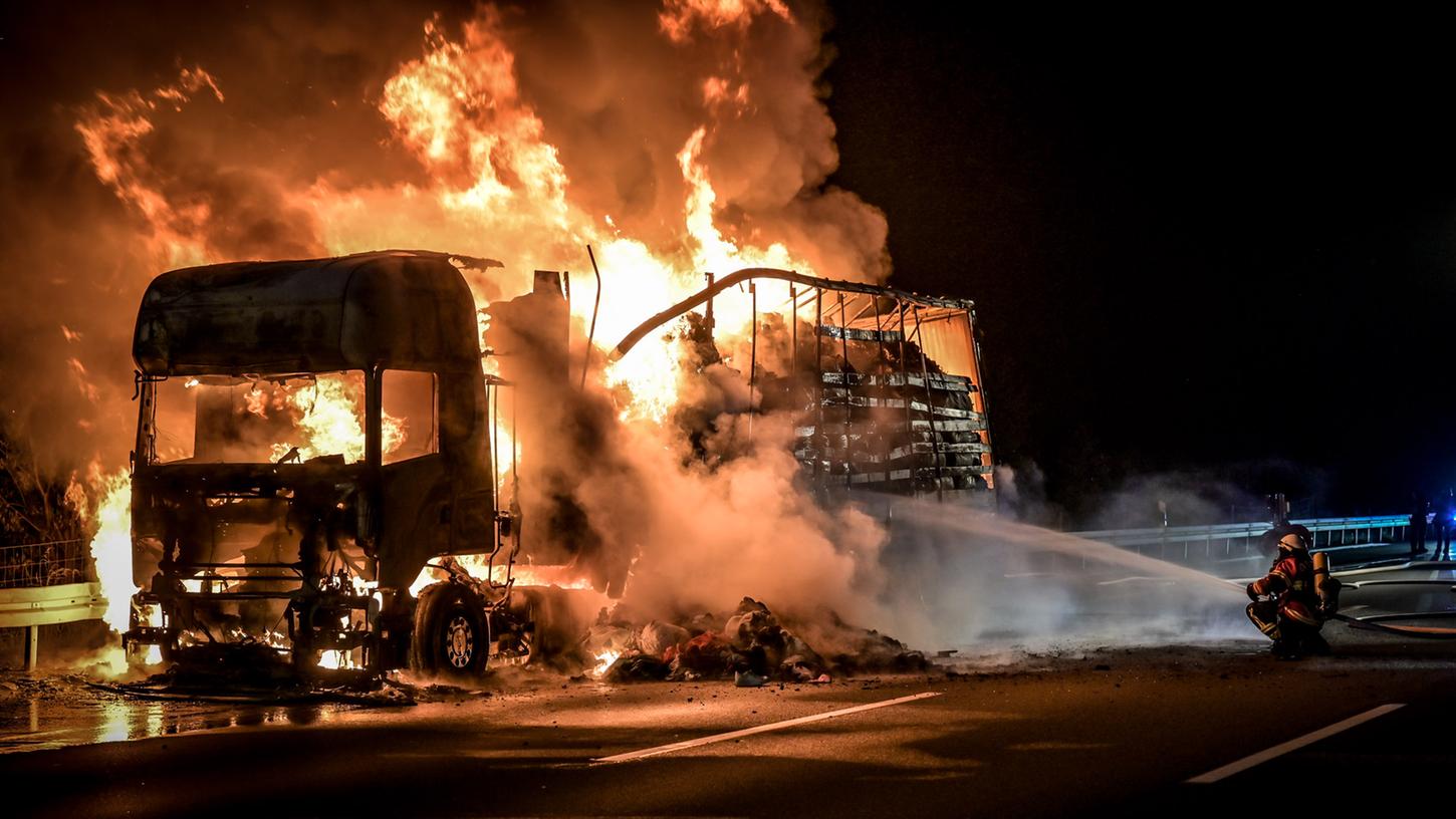 Ein Lkw brannte am Morgenmorgen auf der A3 komplett aus.