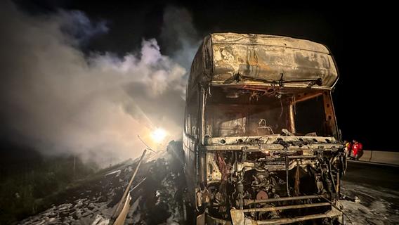 Lkw mit Altkleidern in Flammen: Stundenlanger Feuerwehreinsatz auf der A3