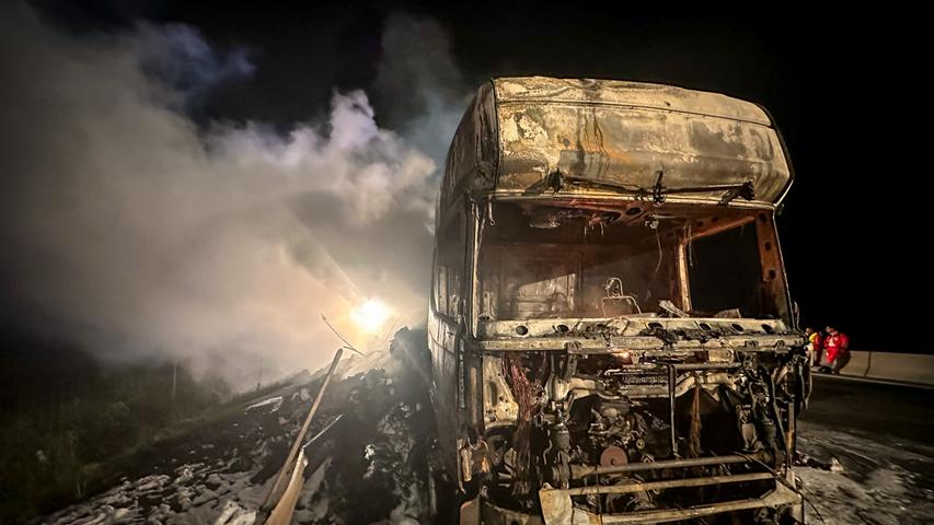 Lkw mit Altkleidern in Flammen: Stundenlanger Feuerwehreinsatz auf der A3