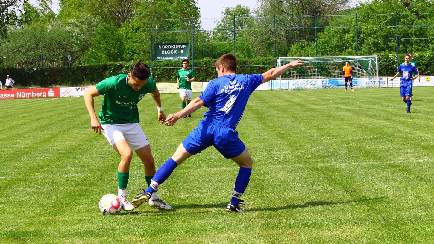 Patrick Dummert (Grün) und sein TV Leinburg tanzten die SG Oberes Pegnitztal aus und gewannen verdient mit 4:0. Zwei Spieltage vor Saisonende beträgt der Rückstand auf Tabellenführer Troschenreuth nur einen Punkt. Patrick Dummert (Grün) und sein TV Leinburg tanzten die SG Oberes Pegnitztal aus und gewannen verdient mit 4:0. Zwei Spieltage vor Saisonende beträgt der Rückstand auf Tabellenführer Troschenreuth nur einen Punkt.