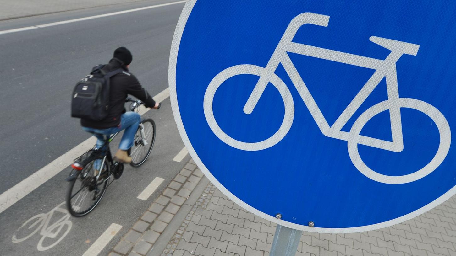 Ein Fahrradfahrer fährt über einen Radweg.