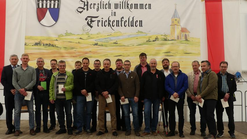 Feldgeschworenenvereinigung Gunzenhausen-Heidenheim traf sich im Festzelt, das anlässlich der Jubiläumsfeier der Frickenfeldener Feuerwehr aufgebaut worden war, zu ihrer Jahresversammlung. Dort stellten sich auch die 23 neuen Feldgeschworenen vor.