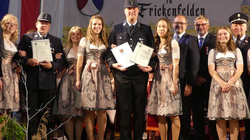 Wurden für 25 Jahre Feuerwehrdienst geehrt: Bastian Kuck (zweiter von links) und Sven Jost Kümpflein (Mitte).