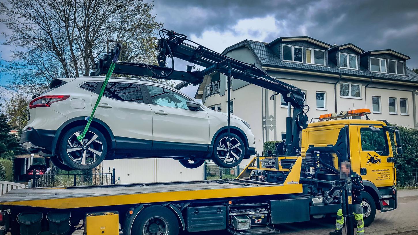 Ein PKW wird von einem "ADAC"-Pannenhelfer abgeschleppt und zur Werkstatt gebracht. (Symbolbild)