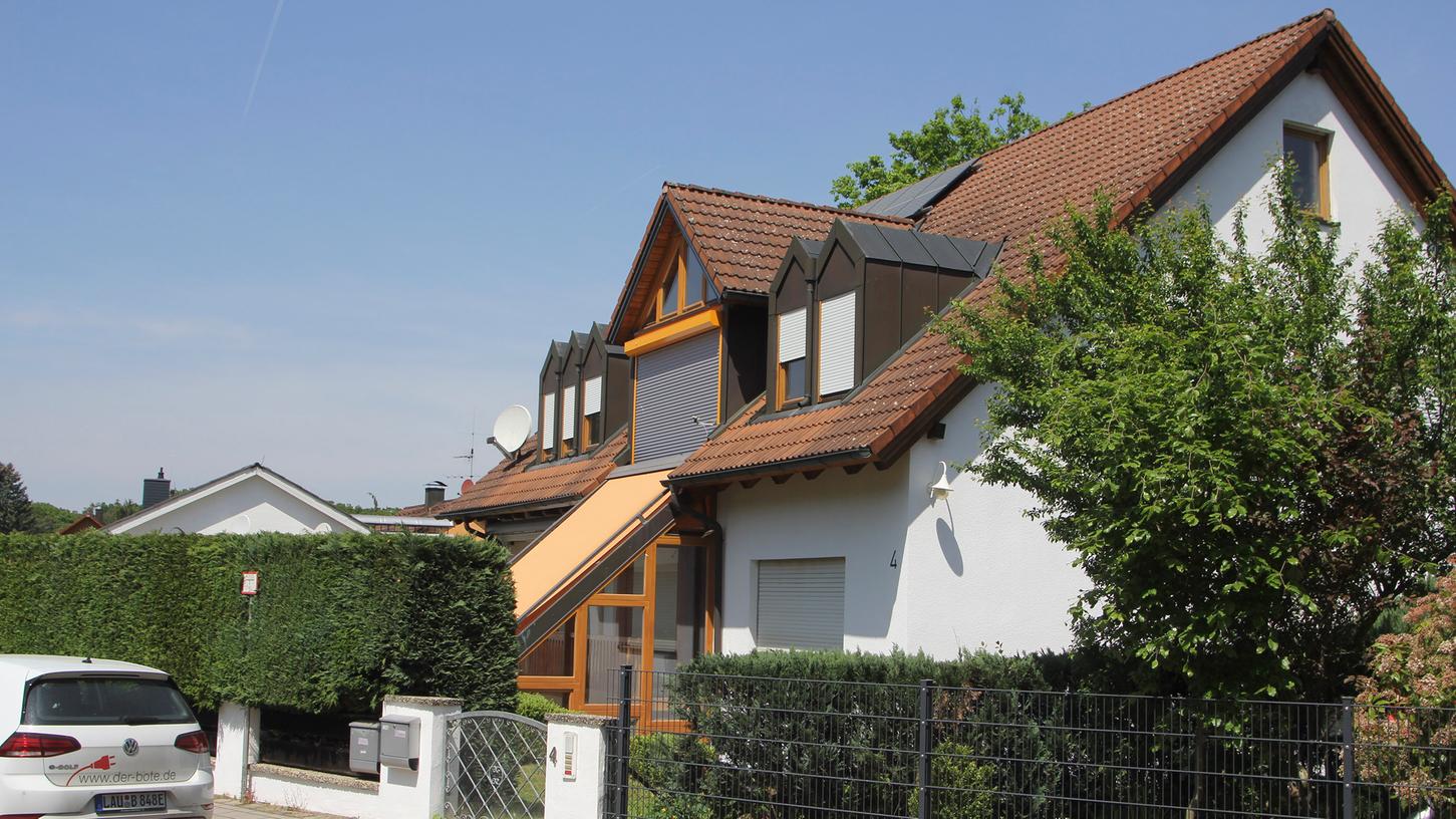 Wirkt von außen kleiner als es von innen ist: das Gebäude Siegfriedstraße 4 in Lindelburg, das über vier Geschosse verfügt. Wirkt von außen kleiner als es von innen ist: das Gebäude Siegfriedstraße 4 in Lindelburg, das über vier Geschosse verfügt.