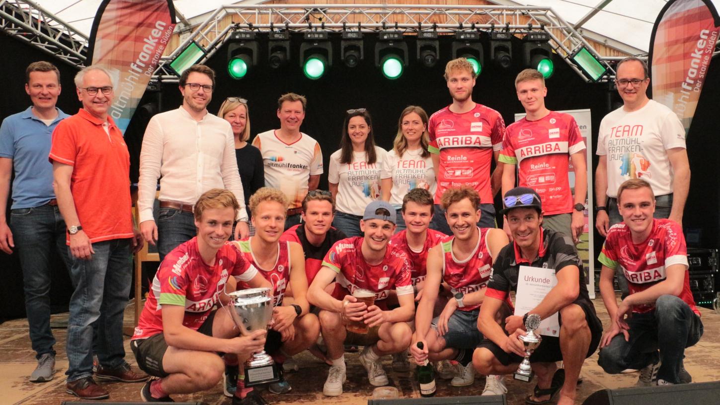 Das Siegerfoto vom Landkreislauf 2023: Der Großteil des Teams von Arriba Göppersdorf mit Landrat Westphal, mit Ehrengästen, Organisatoren und Moderatoren.  