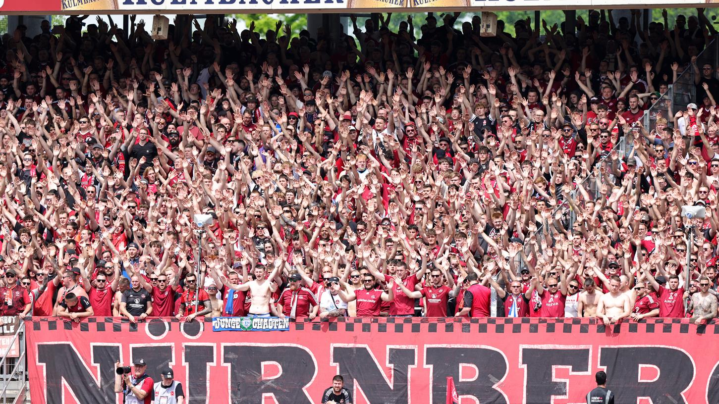 Gehen trotz des 1. FC Nürnberg zum 1. FC Nürnberg: Club-Fans.