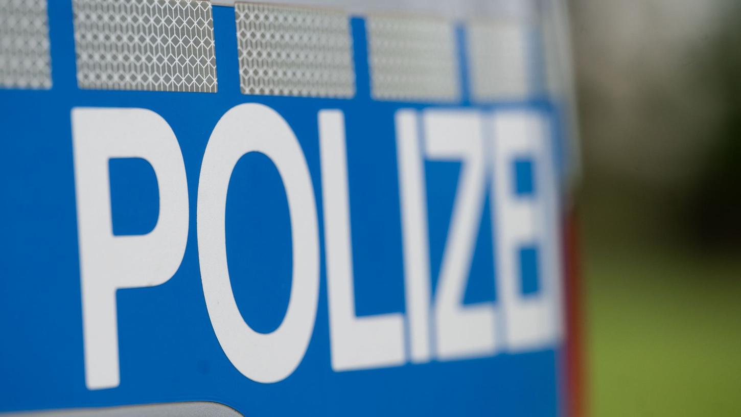 Die Polizei sucht Zeugen, die das Diebespärchen in Kapuzenpullis gesehen haben.