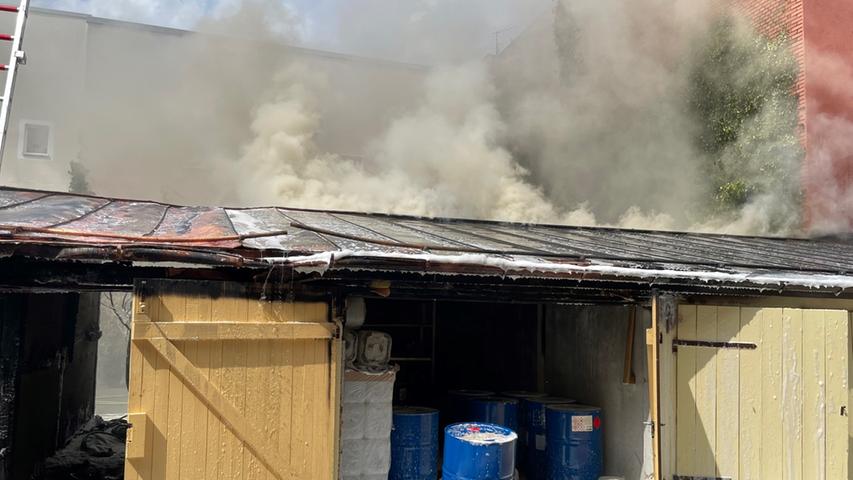 Aufwändige Löscharbeiten in Fürth: Lagerhalle mit Gefahrengut geriet in Brand
