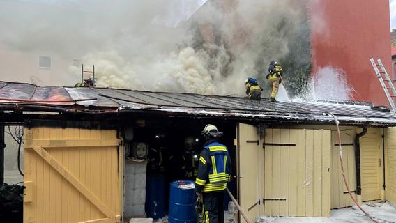 Rauchsäule über Fürth: Stundenlange Löscharbeiten nach Brand in Lagerhalle