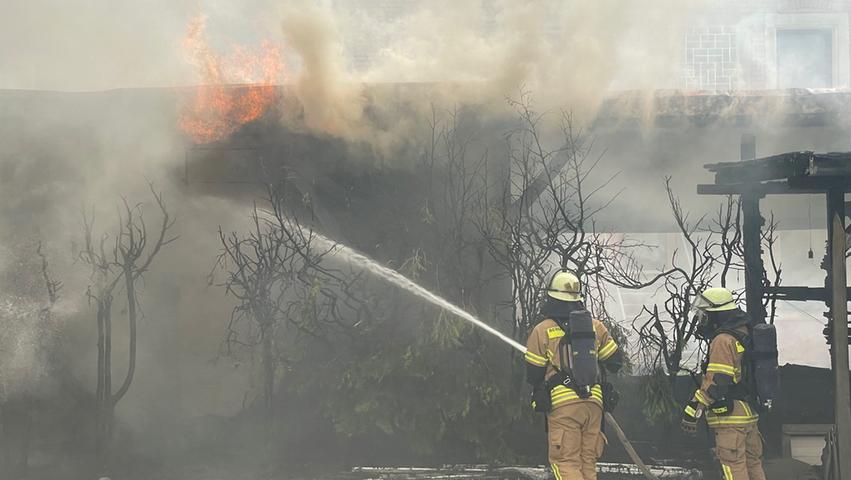 Aufwändige Löscharbeiten in Fürth: Lagerhalle mit Gefahrengut geriet in Brand