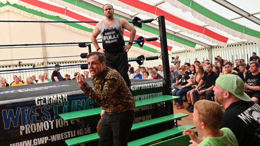 Der selbsternannte König des Wrestlings, Alex Wonder, legt sich mit dem Publikum an.