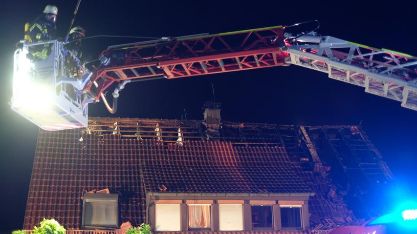 In Diepersdorf (Landkreis Nürnberger Land) geriet am Montagabend ein Dachstuhl in Brand.