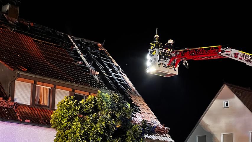 Nürnberger Land: Dachstuhl gerät in Brand, Feuerwehr verhindert Schlimmeres