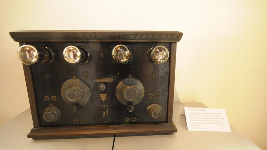 Das Modell Rfe19a eines Rundfunkempfängers von Siemens & Halske wurde von 1927 bis 1929 gebaut. Im Besitz des Stadtmuseums.