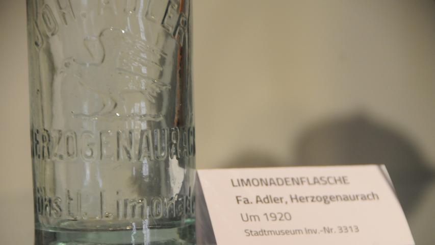 Eine Limonadenflasche der Herzogenauracher Firma Adler aus den 1920er Jahren. Im Besitz des Stadtmuseums.