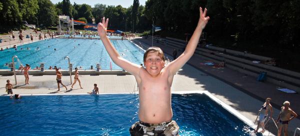 Das Stadionbad hat ein großes Angebot für Wasserratten: Zehn-Meter-Sprungturm, Kleinkinderbereich mit Bachlauf, Rutsche, Nichtschwimmerbecken und Schwimmerbecken mit Rutscheneinstieg für Menschen mit Behinderung. Im Schwimmerbecken sind zwei Bahnen für Sportschwimmer reserviert. Zum Ausruhen geht's auf die großflächige Liegewiese. Die Tore sind in der Sommersaison täglich von 9 Uhr bis 21 Uhr geöffnet. Weitere Informationen gibt es auf der Homepage.