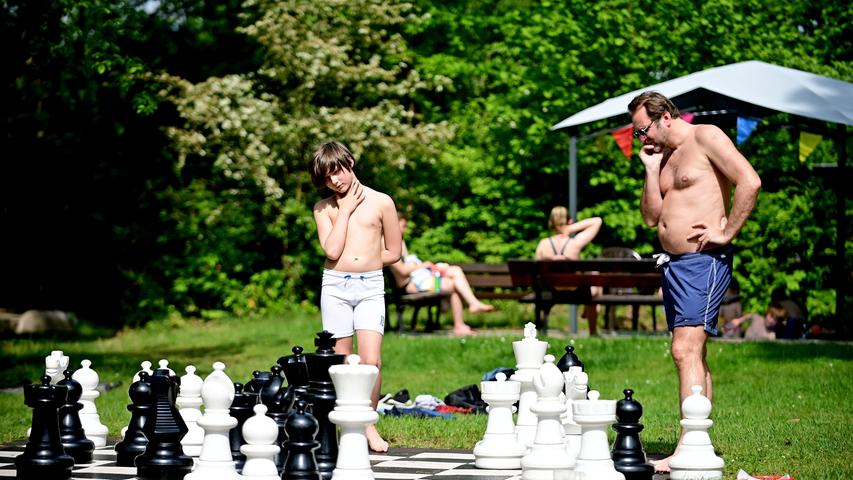Vater und Sohn beim Freiluft-Schach.