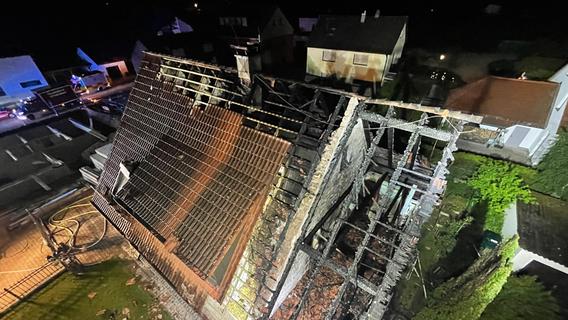 Brand in Diepersdorf: Dachstuhl eines Wohnhauses geht in Flammen auf