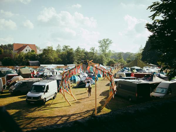 Der Campingplatz grenzt an das Festivalgelände. Glasflaschen und laute Musik ist hier verboten. 