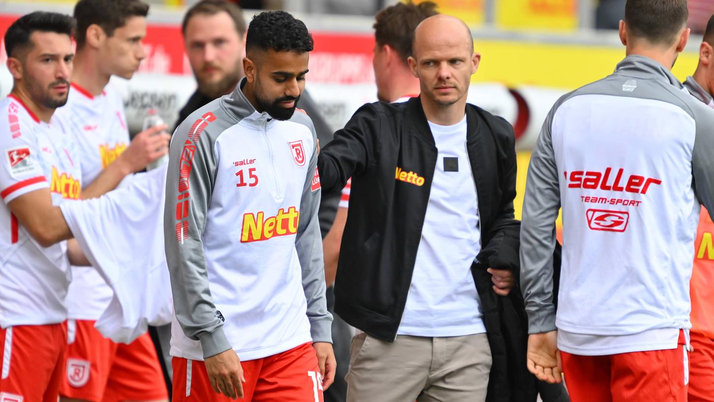 32. Spieltag: SSV Jahn Regensburg - Hamburger SV. Enttäuschung nach Spielende bei den Regensburgern um Sportchef Tobias Werner.