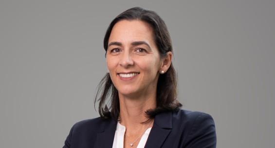 Katja Briones-Schulz ist seit Januar 2023 Vorstandsmitglied bei der Nürnberger Versicherung Beteiligungs AG. Nach ihrem Studium der Wirtschaftsmathematik an der Technischen Universität Dortmund fing sie 2003 in der Lebensversicherung der HUK Coburg an und wechselte 2008 in eine leitende Position beim Rückversicherer Swiss Re Europe. 2023 wurde Briones-Schulz in den Vorstand der Nürnberger berufen und ist dort für die Themen Lebens- und Krankenversicherung zuständig.