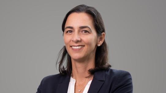 Katja Briones-Schulz ist seit Januar 2023 Vorstandsmitglied bei der Nürnberger Versicherung Beteiligungs AG. Nach ihrem Studium der Wirtschaftsmathematik an der Technischen Universität Dortmund fing sie 2003 in der Lebensversicherung der HUK Coburg an und wechselte 2008 in eine leitende Position beim Rückversicherer Swiss Re Europe. 2023 wurde Briones-Schulz in den Vorstand der Nürnberger berufen und ist dort für die Themen Lebens- und Krankenversicherung zuständig.