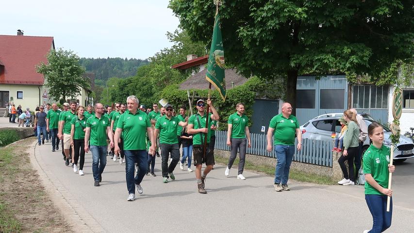 Der SV Wettelsheim feierte sein 75-Jähriges Bestehen unter anderem mit einem großen Festzug, der sich bei herrlichem Wetter durchs Rohrachdorf schlängelte. Der Jubelverein durfte dabei natürlich nicht fehlen.