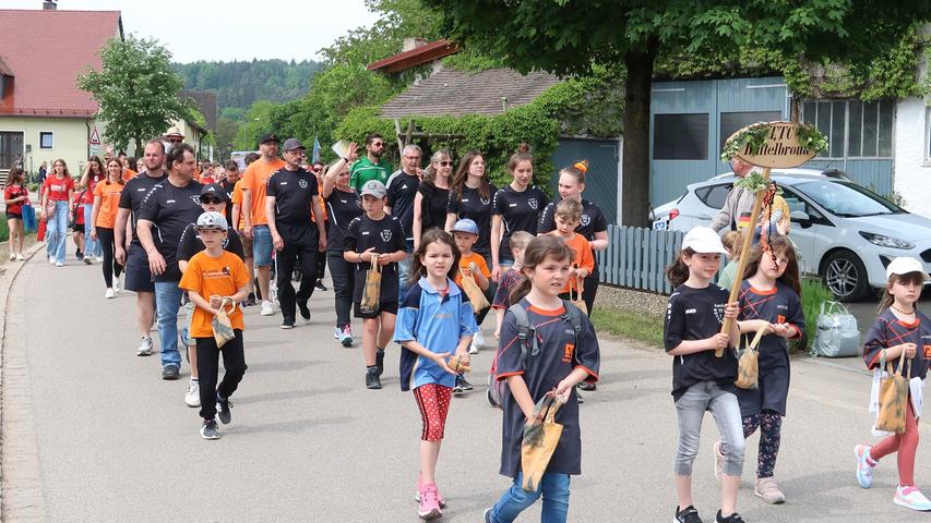 Der SV Wettelsheim feierte sein 75-Jähriges Bestehen unter anderem mit einem großen Festzug, der sich bei herrlichem Wetter durchs Rohrachdorf schlängelte. Unter den vielen Mitwirkenden war auch der TTC Büttelbronn.