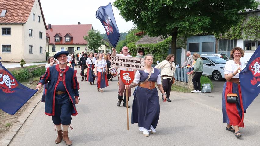 Der SV Wettelsheim feierte sein 75-Jähriges Bestehen unter anderem mit einem großen Festzug, der sich bei herrlichem Wetter durchs Rohrachdorf schlängelte. Unter den vielen Mitwirkenden war auch der Treuchtlinger Burgverein.