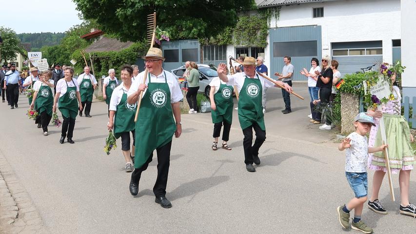 Der SV Wettelsheim feierte sein 75-Jähriges Bestehen unter anderem mit einem großen Festzug, der sich bei herrlichem Wetter durchs Rohrachdorf schlängelte. Unter den vielen Mitwirkenden war auch der örtliche Gartenbauverein