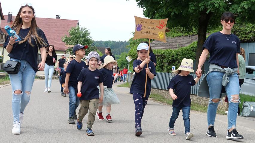 Der SV Wettelsheim feierte sein 75-Jähriges Bestehen unter anderem mit einem großen Festzug, der sich bei herrlichem Wetter durchs Rohrachdorf schlängelte. Unter den vielen Mitwirkenden war auch der städtische Kindergarten.