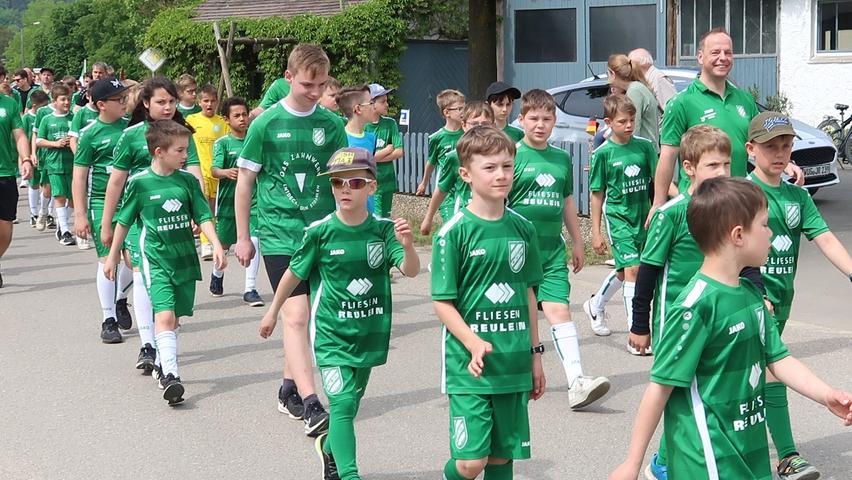 Der SV Wettelsheim feierte sein 75-Jähriges Bestehen unter anderem mit einem großen Festzug, der sich bei herrlichem Wetter durchs Rohrachdorf schlängelte. Auch die Jugend des Jubelvereins marschierte mit.