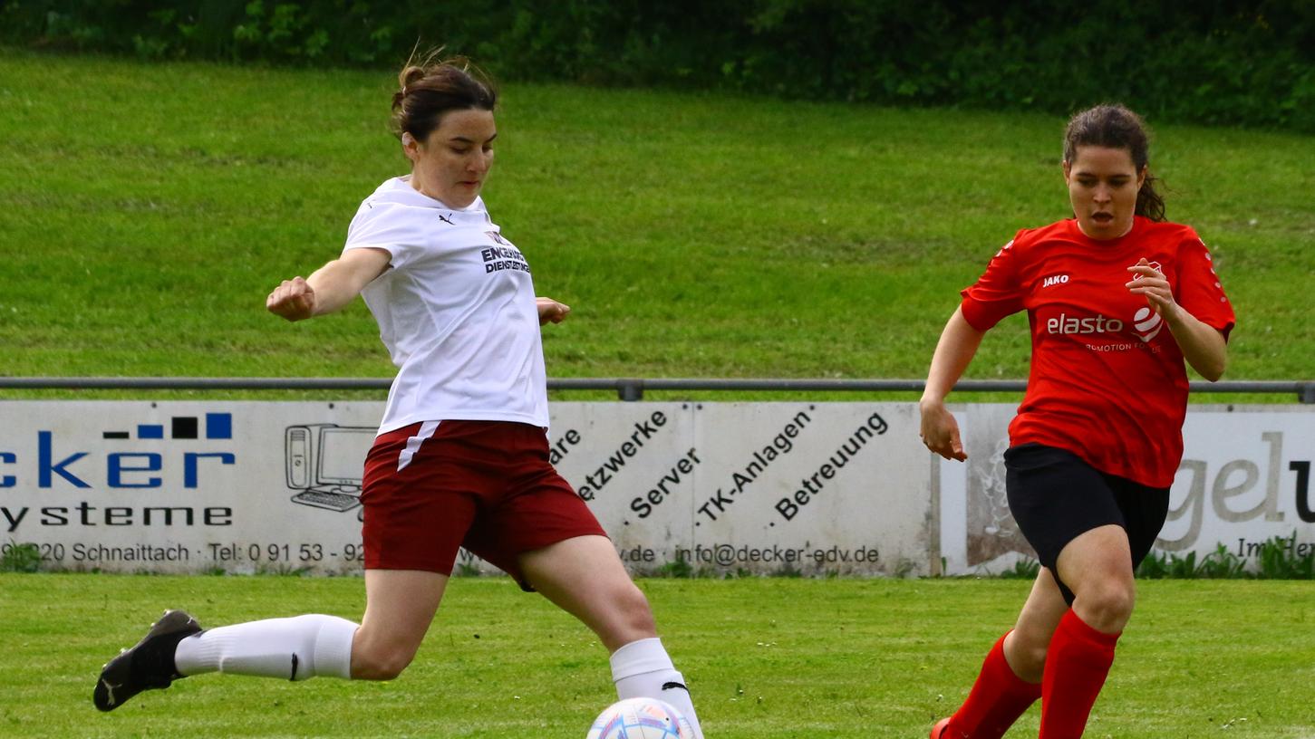 Kristin Bialas (rechts) vom SV Osternohe kann in dieser Szene nicht mehr eingreifen, Sophia Pröll von der SG Herpersdorf/Eckenhaid/Neunhof eröffnete mit dem 0:1 in der 5. Minute den Torreigen, der bis zum 0:7 führte. Kristin Bialas (rechts) vom SV Osternohe kann in dieser Szene nicht mehr eingreifen, Sophia Pröll von der SG Herpersdorf/Eckenhaid/Neunhof eröffnete mit dem 0:1 in der 5. Minute den Torreigen, der bis zum 0:7 führte.