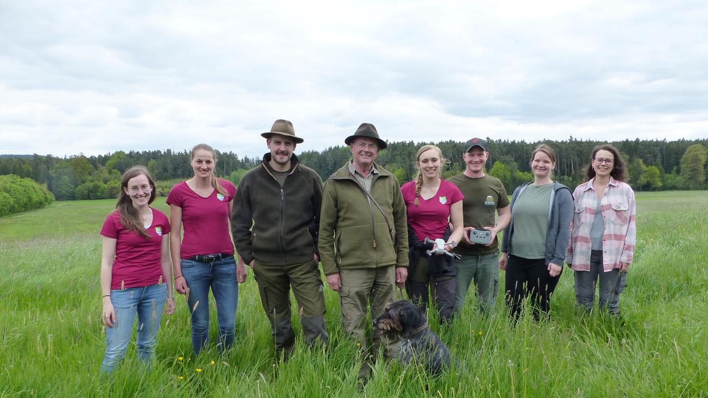 Gemeinsam mit dem Landwirt und den Jägern haben die jungen Landfrauen die Wiesen nach Rehkitzen abgesucht Foto: Anne Schöll