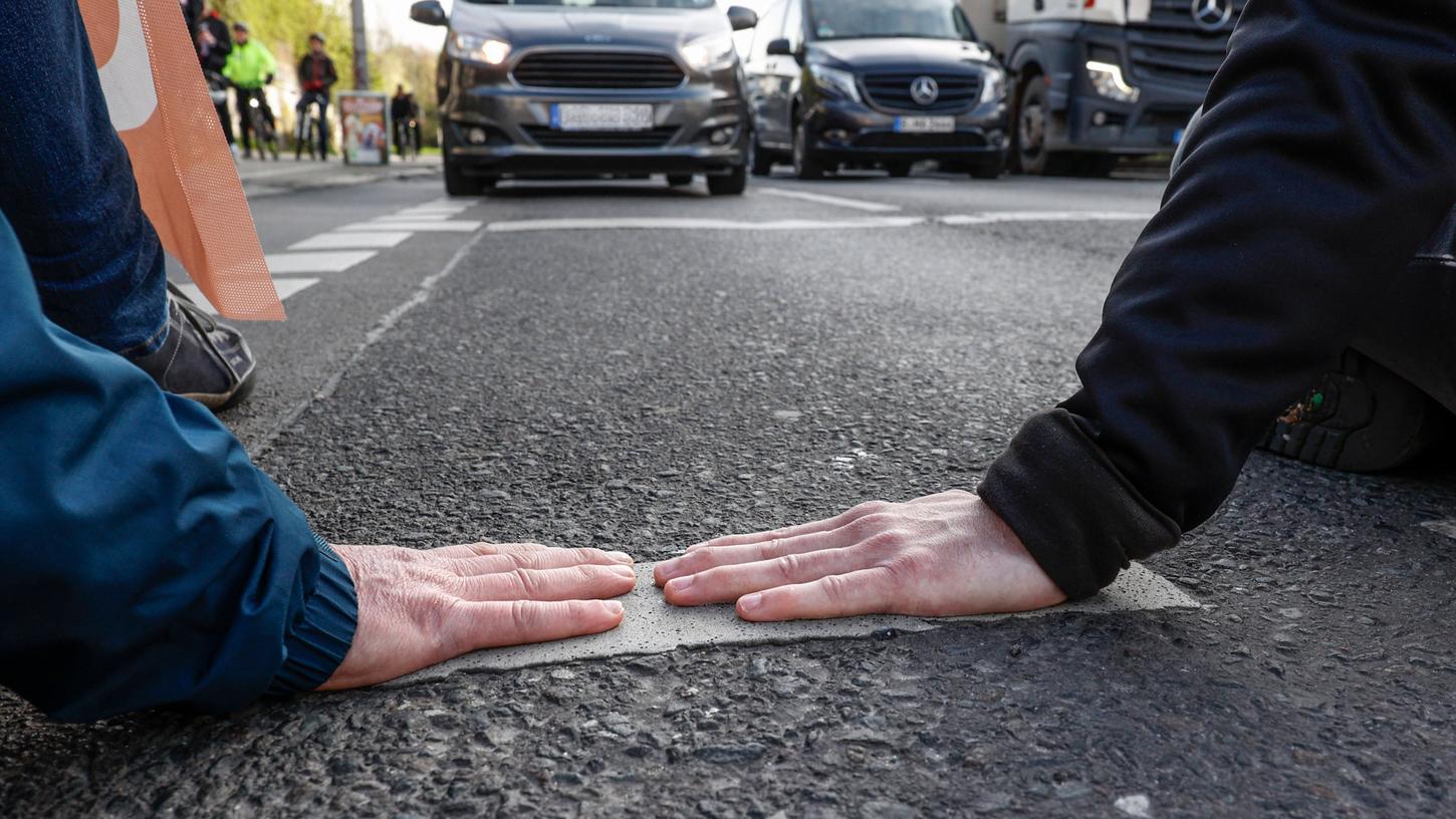 Die Aktivistinnen und Aktivisten sorgten mit ihrem Klima-Protest für Stau auf einer Hauptverkehrsachse. (Symbolbild)