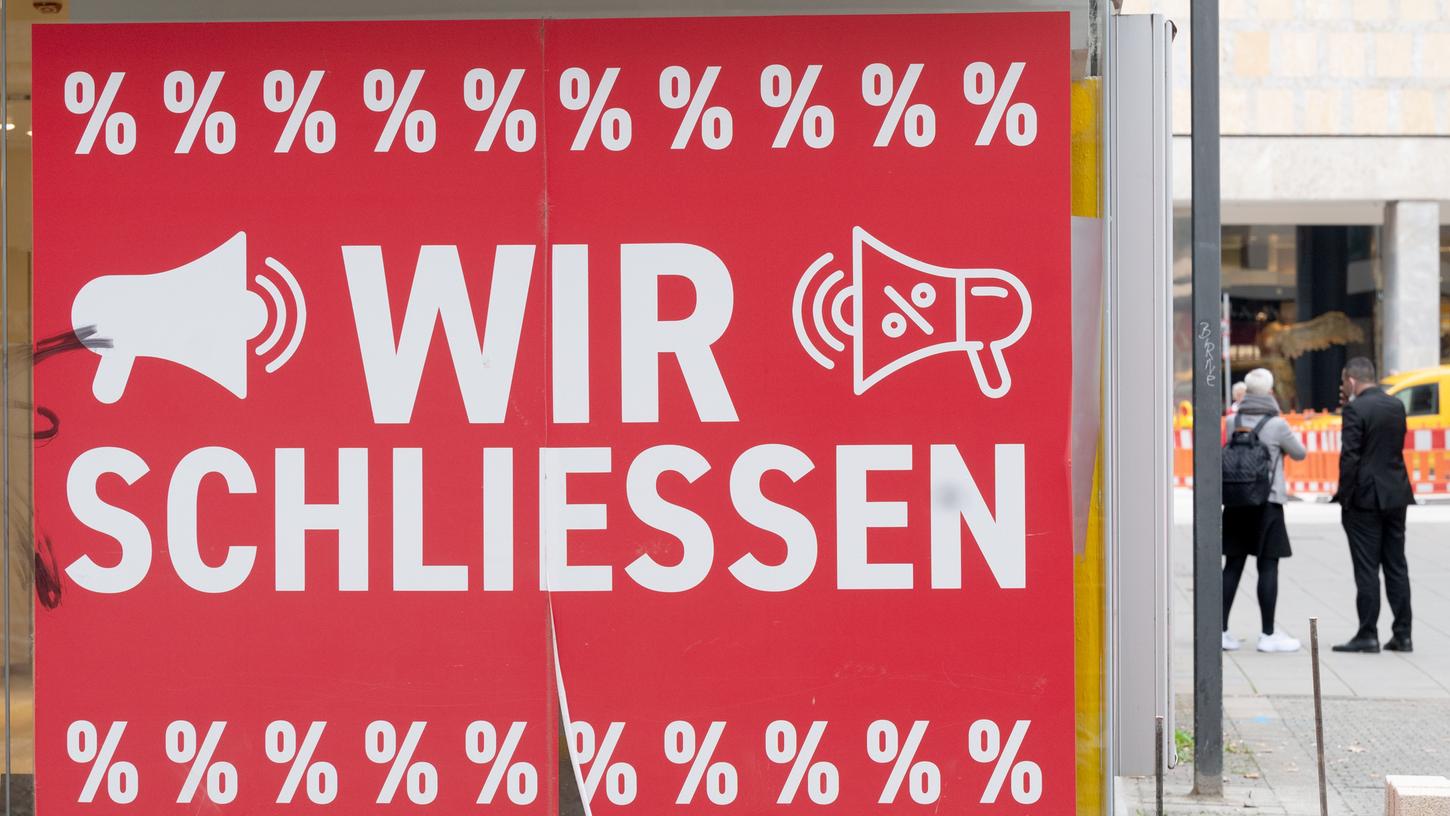 Ein geschlossenes Geschäft in der Fußgängerzone in Stuttgart, kein seltener Anblick in Deutschland, denn: Zahlreiche Mode- und Schuhhändler kämpfen ums Überleben. 