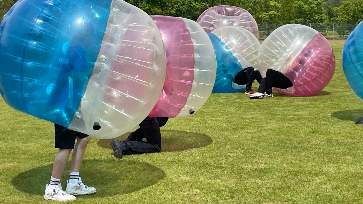 Bubble Soccer ist anstrengend, deswegen mussten die Teilnehmenden regelmäßig Pausen machen. Bubble Soccer ist anstrengend, deswegen mussten die Teilnehmenden regelmäßig Pausen machen.