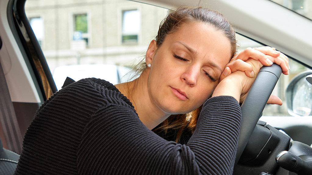 Auf dem Parkplatz kann ein Nickerchen erholsam sein und ist auch dringend anzuraten, wenn sich Anzeichen von Müdigkeit bemerkbar machen. Denn während der Fahrt wird Sekundenschlaf zur tödlichen Gefahr.