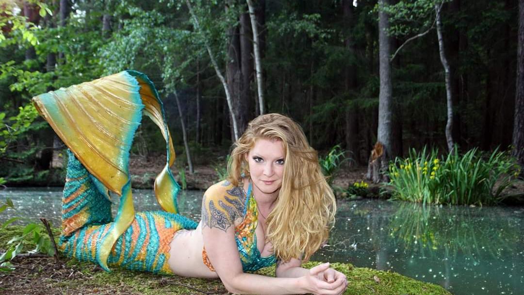Denise Wiegel in ihrer maßangefertigten Silikonflosse. Manchmal arbeitet sie als Meerjungfrauen-Model, posiert etwa für Werbeanzeigen. Denise Wiegel in ihrer maßangefertigten Silikonflosse. Manchmal arbeitet sie als Meerjungfrauen-Model, posiert etwa für Werbeanzeigen.