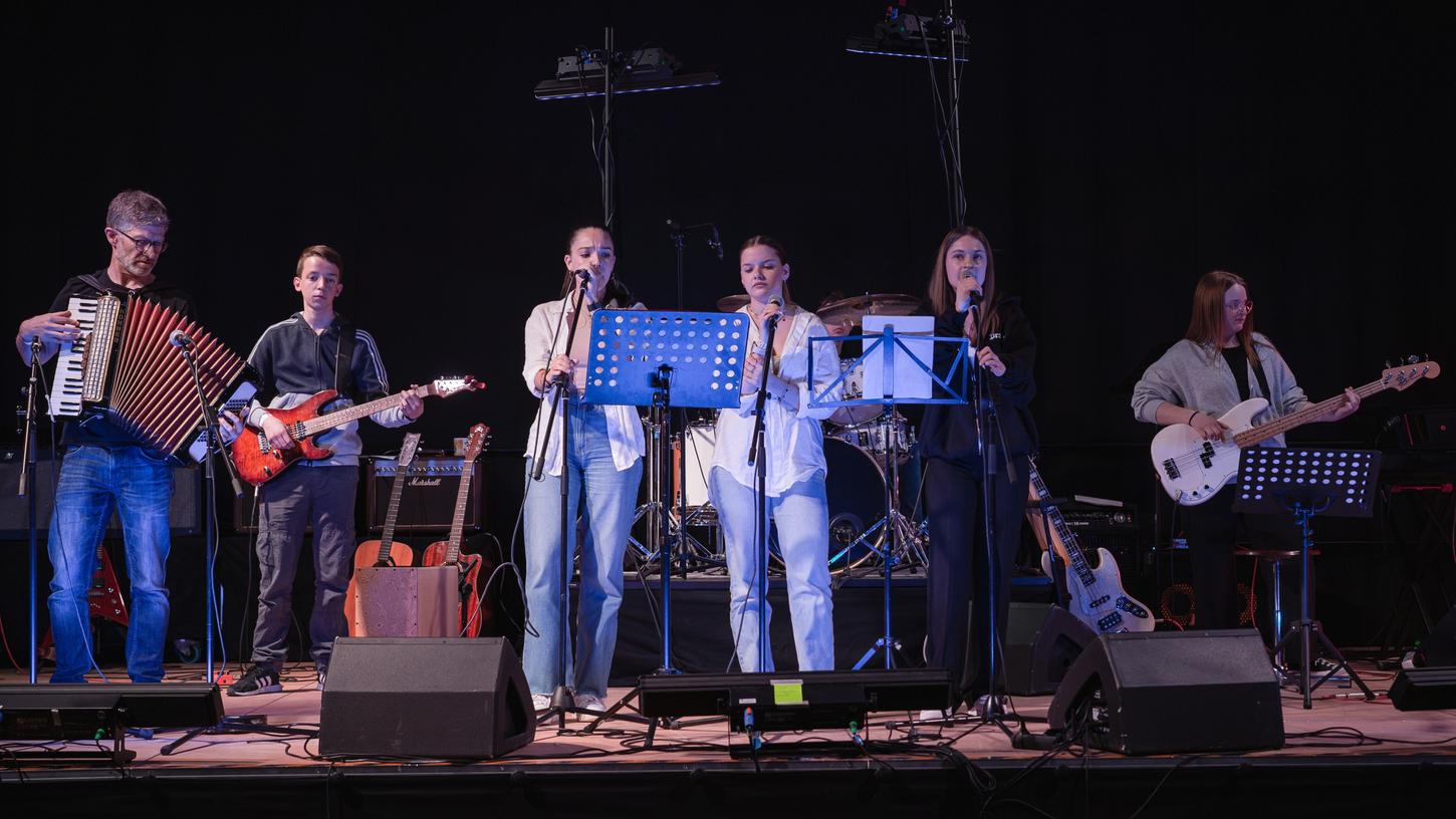 Die Band der Johannes-Scharrer-Realschule wurde durch Akkordeonklänge begleitet. Die Band der Johannes-Scharrer-Realschule wurde durch Akkordeonklänge begleitet.