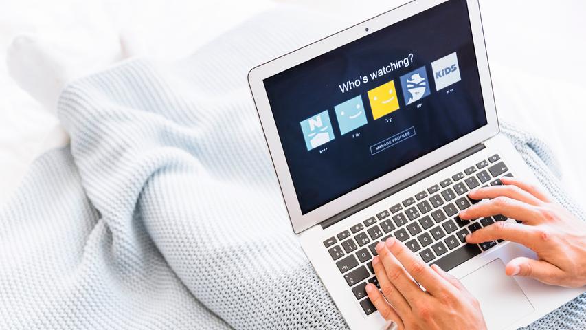 Den Netflix-Account teilen ist eine beliebte Praxis bei Nutzerinnen und Nutzern - der Konzern will dem entgegenwirken. Den Netflix-Account teilen ist eine beliebte Praxis bei Nutzerinnen und Nutzern - der Konzern will dem entgegenwirken.