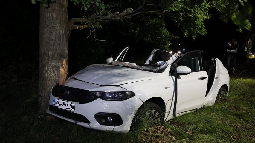 Gegen 21.15 Uhr prallte ein 28-Jähriger mit seinem Fiat gegen einen Baum.